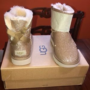 UGG Women's Mini Bailey Bow  Size 7
